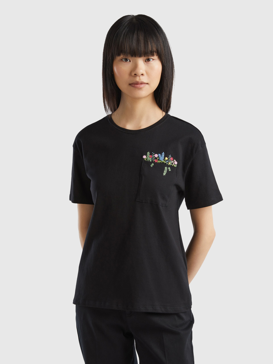 Benetton, Camiseta Con Bolsillo Y Bordado, Negro, Mujer