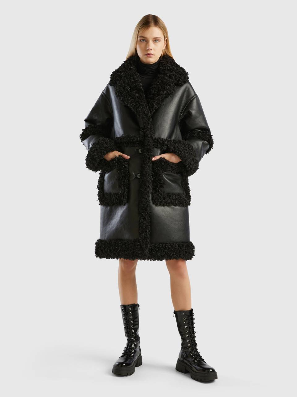 Coat in imitation leather with faux fur - Black | Benetton | Übergangsjacken