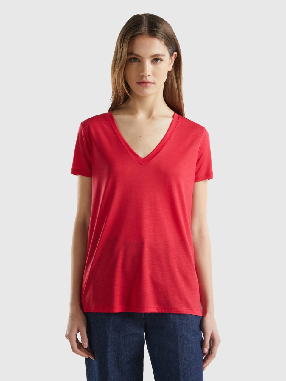 Benetton, Camiseta De Viscosa Sostenible Con Escote De Pico, Rojo, Mujer
