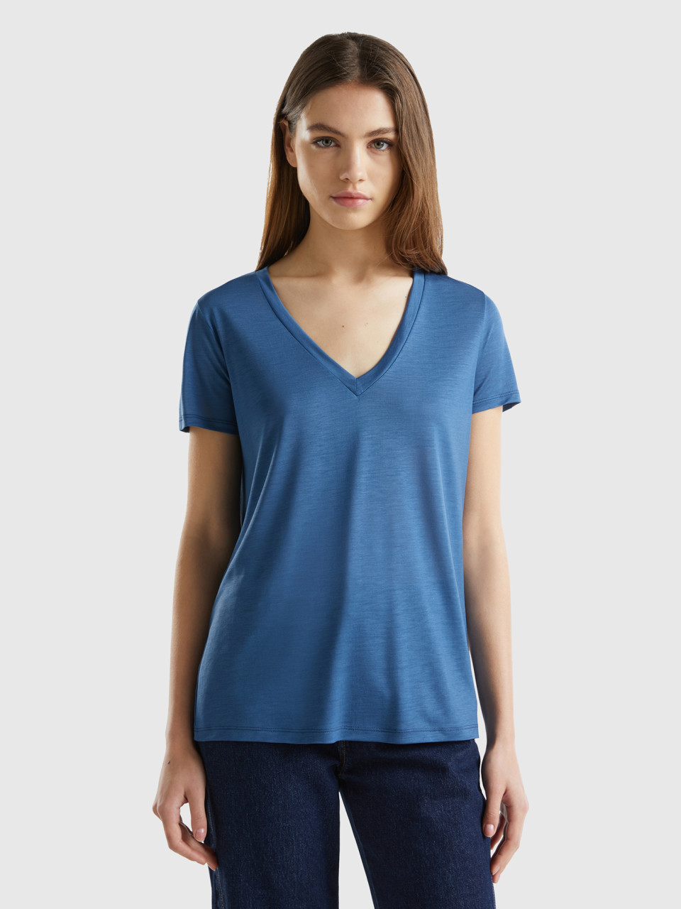 Benetton, Camiseta De Viscosa Sostenible Con Escote De Pico, Azul Grisáceo, Mujer