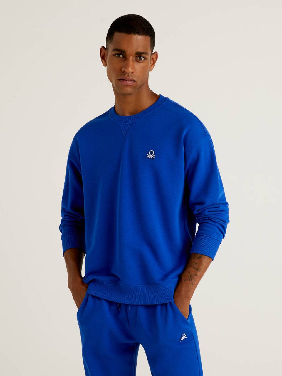Benetton 100% cotton sweatshirt with applied logo. 1