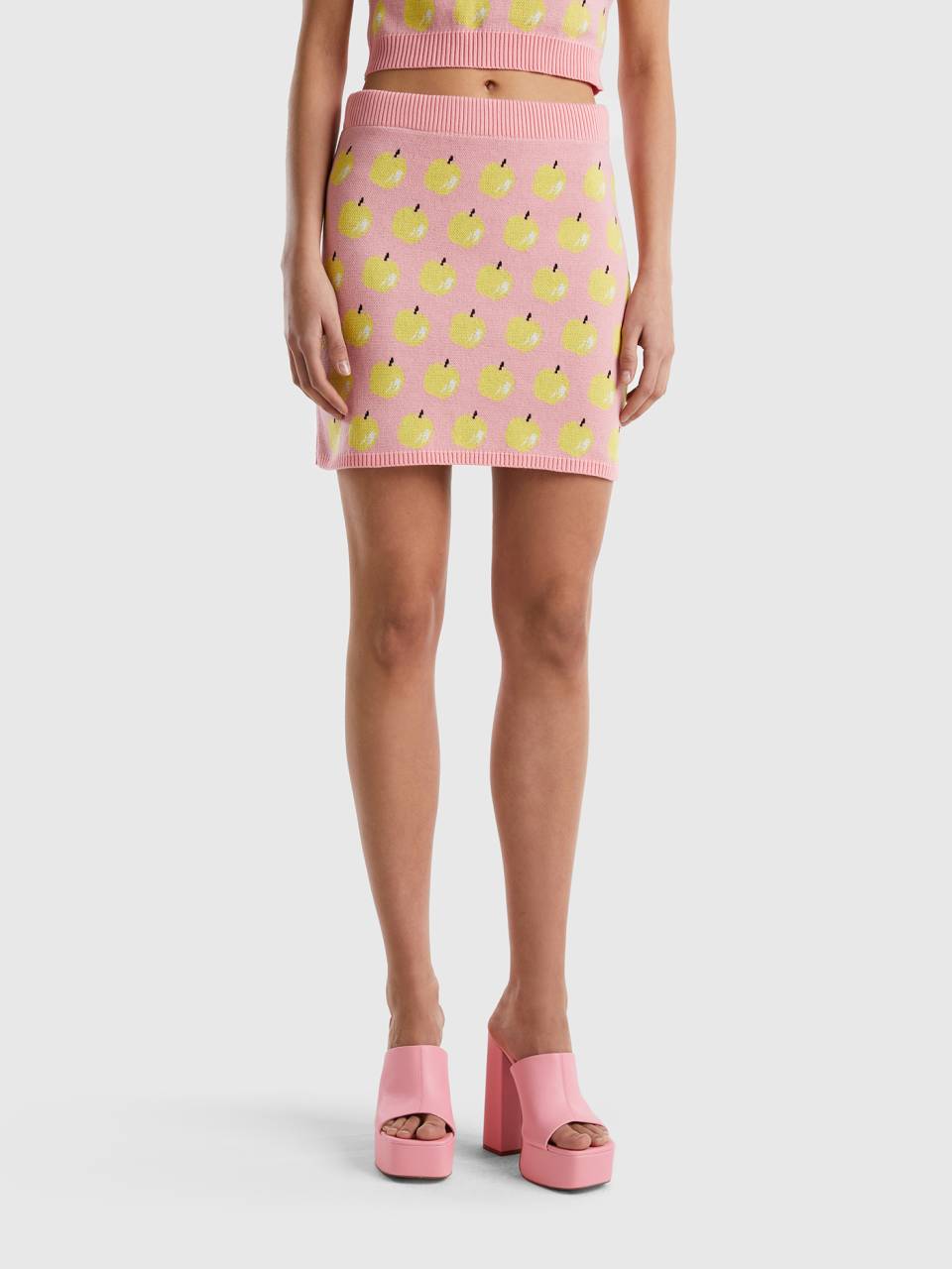 Benetton pink mini skirt with apple pattern. 1