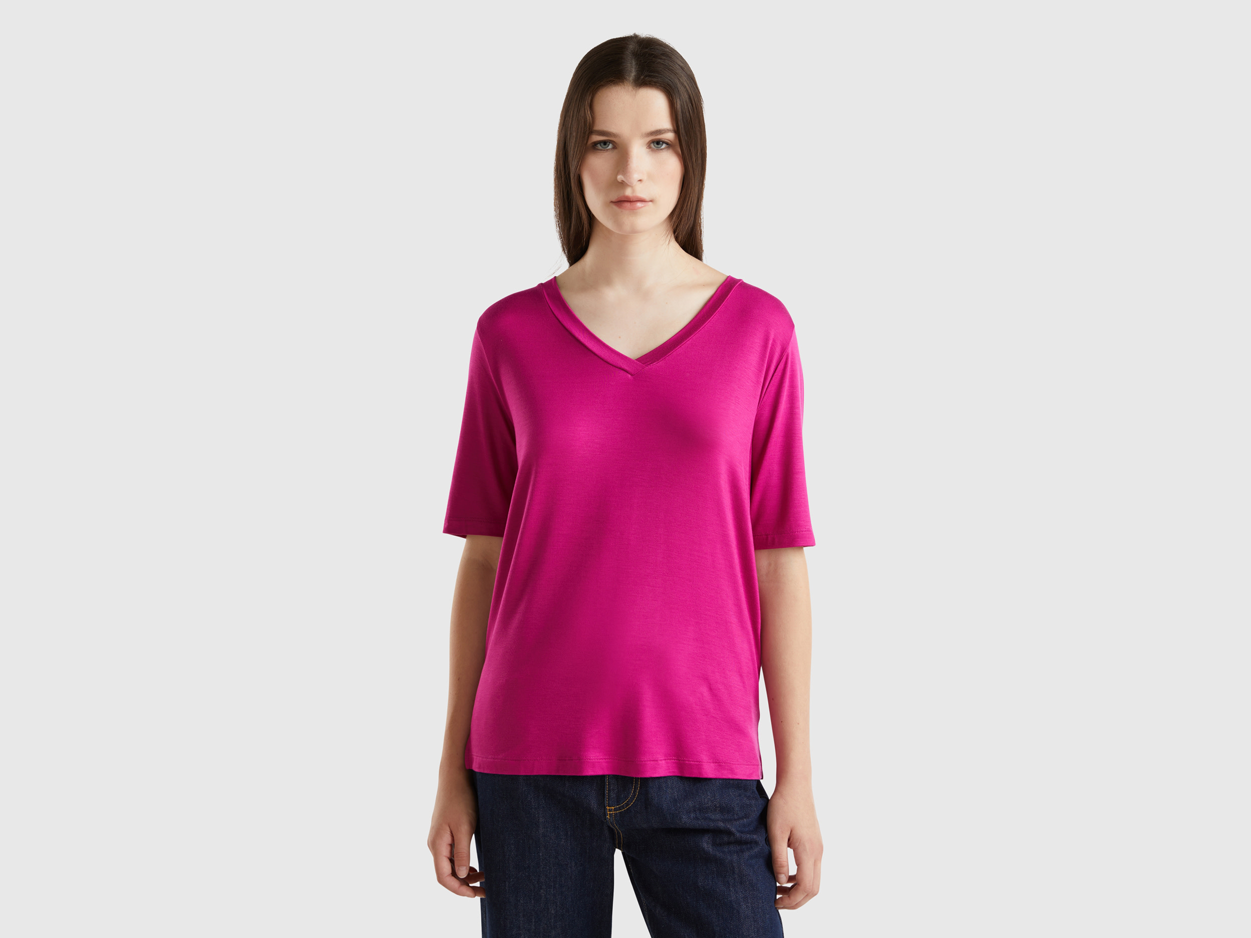 Benetton, T-shirt Scollo A V In Viscosa Sostenibile Stretch, Ciclamino, Donna