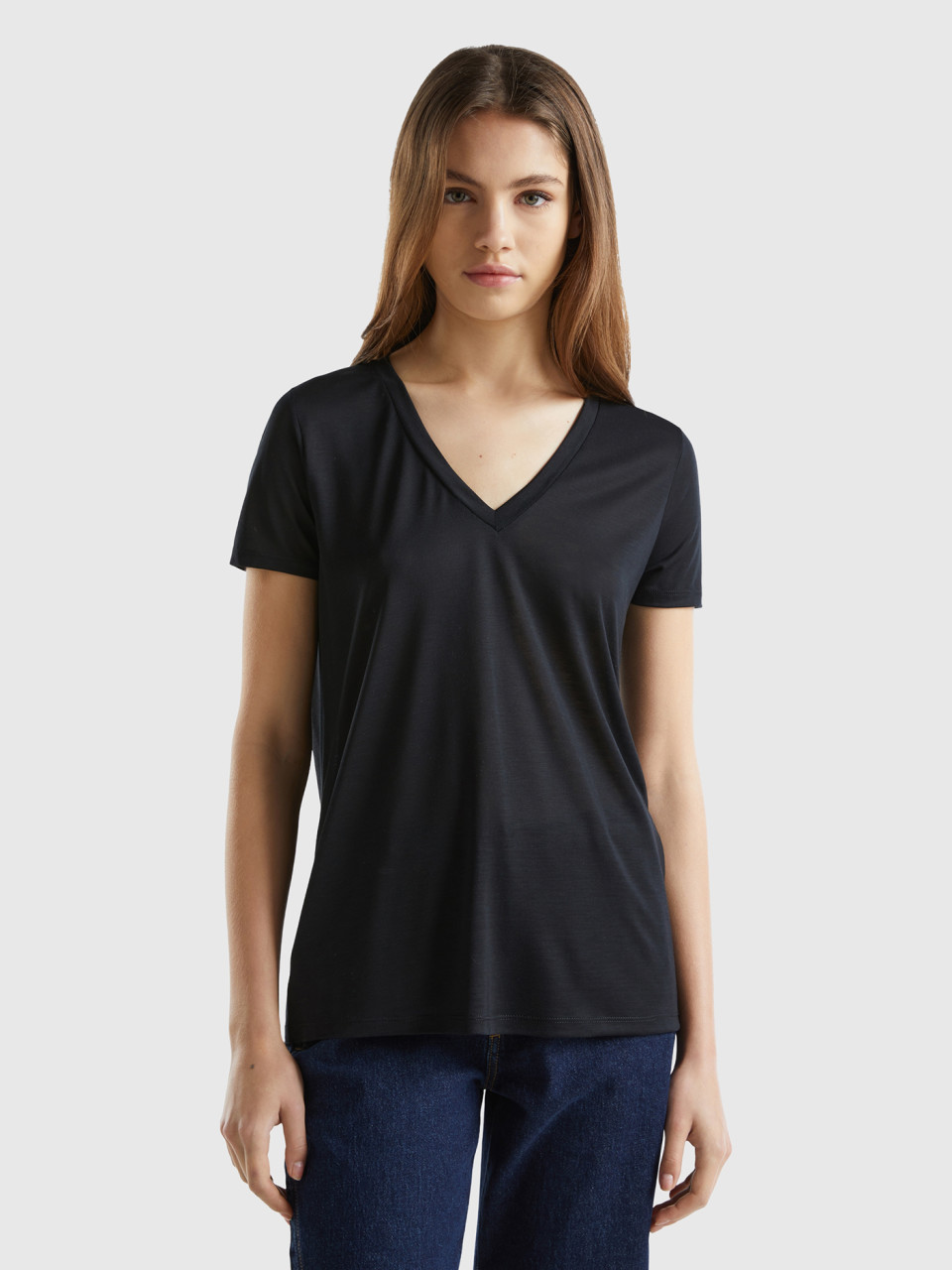 Benetton, Camiseta De Viscosa Sostenible Con Escote De Pico, Negro, Mujer