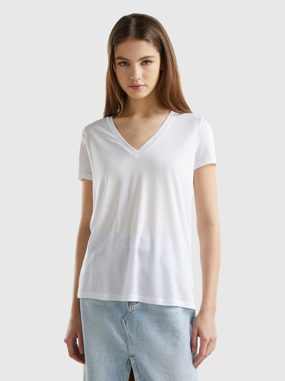 Benetton, Camiseta De Viscosa Sostenible Con Escote De Pico, Blanco, Mujer