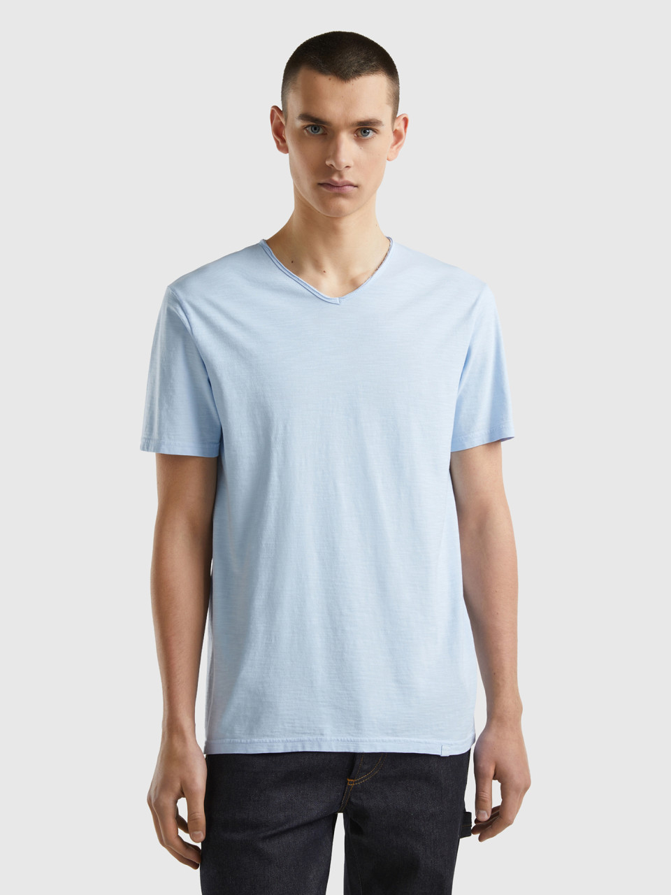 Benetton, T-shirt Aus 100% Baumwolle Mit V-ausschnitt, Blassblau, male